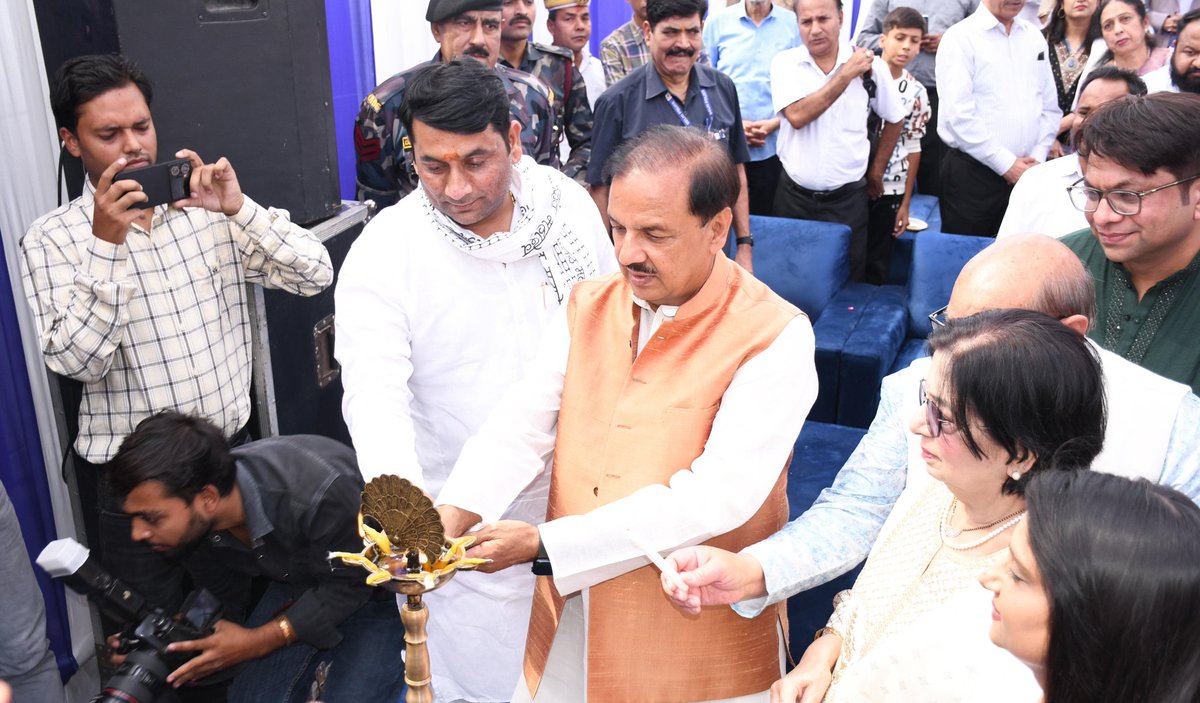 dr_maheshsharma's tweet photo. 'सर्वे भवंतु सुखिनः'

आज मेरठ में आयोजित एक कार्यक्रम के दौरान प्रेम हॉस्पिटल का उद्घाटन किया तथा हॉस्पिटल स्टाफ को शुभकामनाएं दी।

यह हॉस्पिटल क्षेत्र के लोगों के स्वास्थ्य की रक्षा में महत्वपूर्ण भूमिका निभाने के साथ ही साथ माननीय प्रधानमंत्री श्री @narendramodi जी के स्वस्थ भारत मिशन को आगे भी बढ़ाएगा।