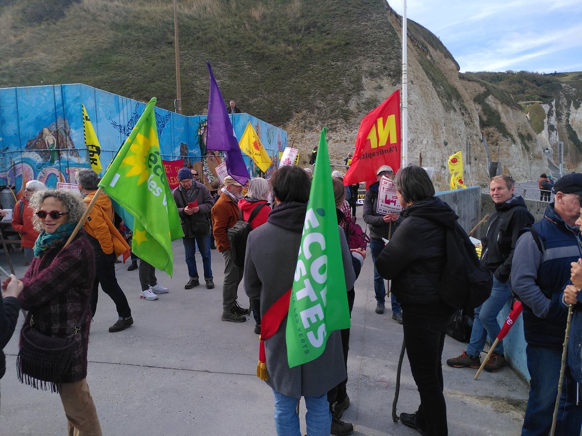 En direct de la plage de Saint-Martin tout près du CPNE de #Penly.
Nous planterons bientôt les bâtons symboles de notre détermination anti #nucleaire ✊☢️