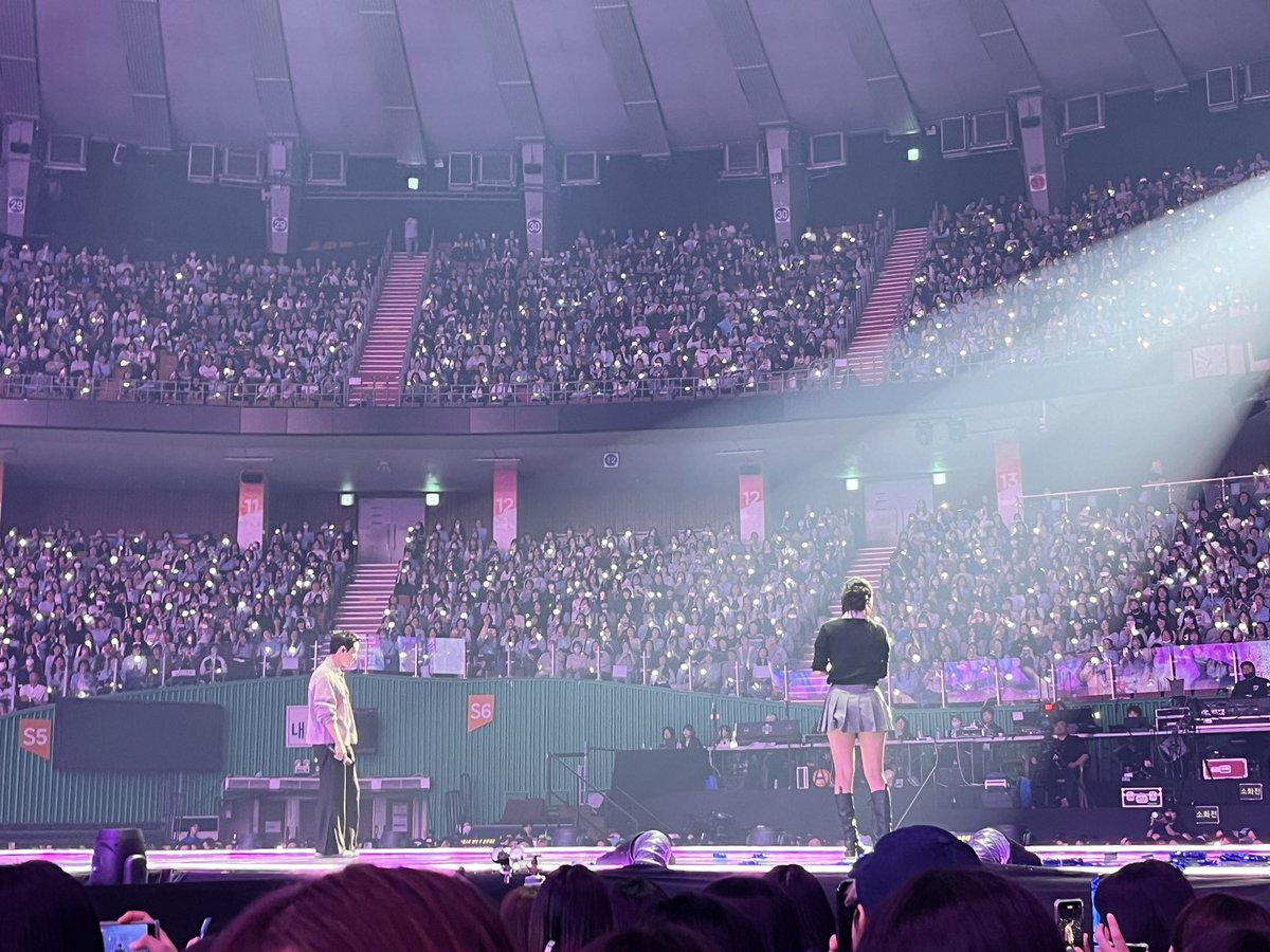 dohrecord's tweet photo. 경수랑 영지 하이디라오가서 소스��결하는거 직원분들한테 블라인드테스트로 먹어달라고 부탁햐봤대
근데 2대 1로 경수가 졌대ㅠㅋㅋㅋ 점장님은 경수소스 픽햇다고ㅋㅋㅋ 끝까지 쿨하게 졋다고 인정함

#도경수_팬콘_블룸더파이널  
#경수와_함께하는_블룸됴파이널
#BLOOMTheFINAL_D3 https://t.co/XZuGRqydWN