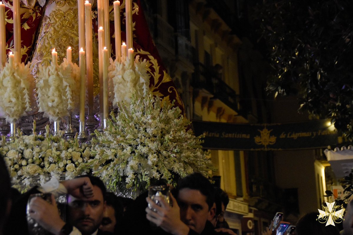 Lágrimas y su gente, su gente y Lágrimas. Ayer en Málaga volvió a ser Domingo de Ramos <a href="/lagrimasyfav/">Lágrimas y Favores</a> 

#CofradiasMLG