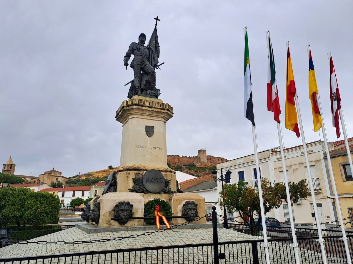 RafaMateosT's tweet photo. 🇪🇸 La lluvia no permitió realizar el acto institucional que tradicionalmente se celebra el 12 de octubre en la Plaza de Hernán Cortés, con motivo del Día de la Hispanidad.

✅️ Sin embargo, ésto no fue impedimento para izar las banderas de España, México, Colombia, Extremadura y Medellín. Además, se colocó la corona de laurel a los pies del monumento dedicado al hijo más ilustre de esta Villa, Hernán Cortés.

👏🏻 Medellín está orgulloso de la Hispanidad, de su historia, de sus valientes hijos que cruzaron el océano. Medellín manda un abrazo fraternal a nuestros hermanos de Hispanoamérica, con cariño y respeto, poniendo en valor lo que nos une, que es mucho más que lo que nos separa.

 🔴 No confiemos en quienes, buscando un beneficio político, tergiversan la Historia para enfrentar a pueblos hermanos, promoviendo el odio con un discurso que nace del sectarismo y la ignorancia. No debemos juzgar el pasado con los ojos del presente. 

🚔 El Cuerpo de Policía Local fue el encargado de engalanar el Monumento a Hernán Cortés. Quiero aprovechar la ocasión para mostrar mi agradecimiento, una vez más, por la labor tan importante de servicio público que realizan los Agentes de Policía Local del Ayuntamiento de Medellín. Que tengáis un feliz domingo. ¡Viva la #Hispanidad!