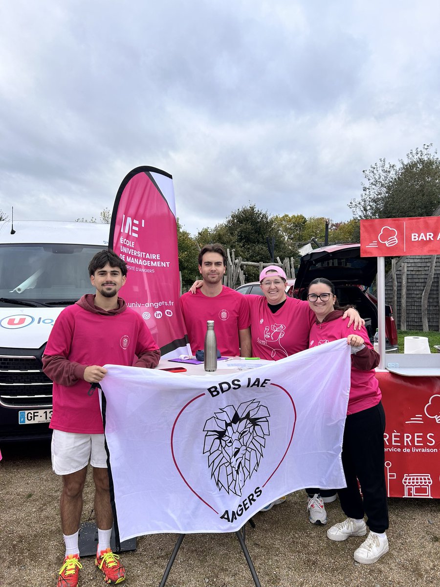 IAEAngers's tweet photo. On retrouve nos étudiants #iaeangers en partenariat avec @FreresToque pour courir 🏃 et pédaler 🚲 à l’occasion de #octobrerose 🎀… et on retrouve les coureurs 🏃♂️ de l’@UnivAngers
#espritiae #UAsolidaire https://t.co/G8ywEhqHif