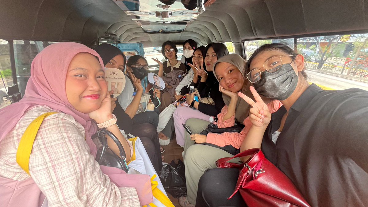 sygtaro's tweet photo. otw event noraebang @vibewithriize di zona korea mangga dua naik angkot sofa premium with briize bekasi!! 🛺💨 saking excitednya jadi pertama yg sampe lokasi + warga sini regist dapet QN-01 😋👍

#BRIIZEUPWITHRIIZE #RIIZEIS7 #RIIZE #BRIIZE https://t.co/yVBCWOvXfH