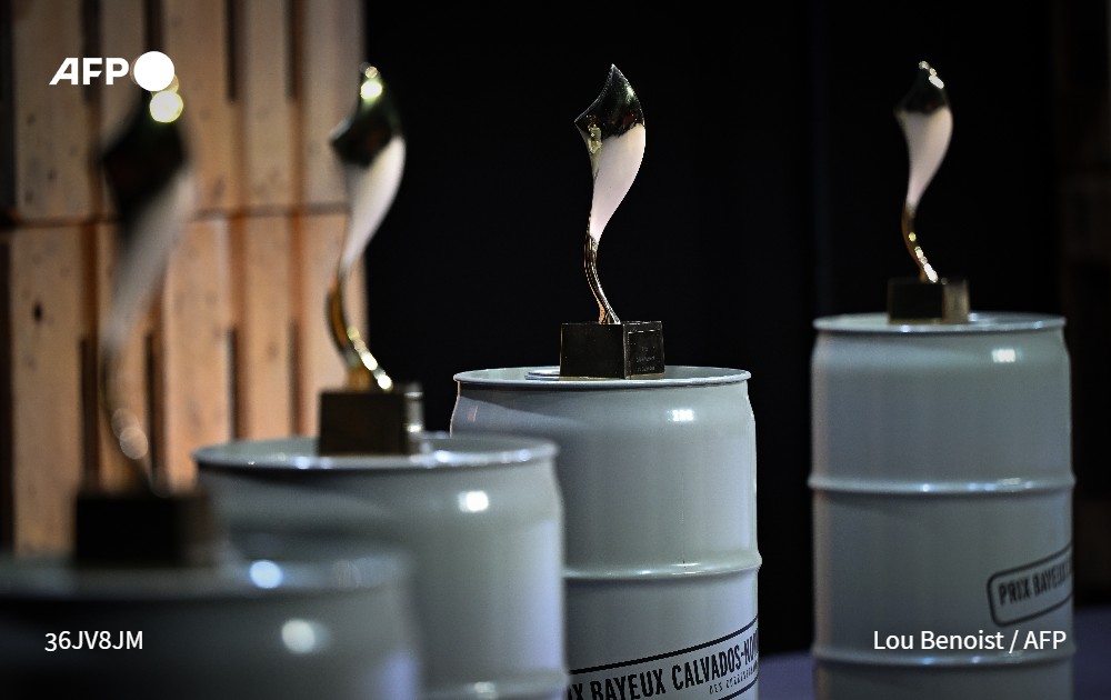 فاز المصور الصحافي الفلسطيني في وكالة #فرانس_برس محمود الهمص السبت في بايو بشمال غرب فرنسا بالجائزة الأولى للمراسلين الحربيين عن فئة الصورة. وقال الهمص "أهدي هذا الفوز إلى جميع الصحافيين الذين يغطون الحرب في #غزة بشجاعة وأمانة".

وأضاف "أنا سعيد جداً بالفوز للمرة الثالثة بهذه