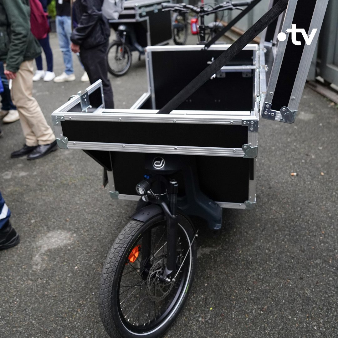 Francetele's tweet image. 📺 🚴‍♂️ #PortesOuvertesFranceTV | Le flux antennes rendu possible grâce à des vélos cargos électriques ? 
 
Démonstration pour nos visiteurs du jour de cette nouvelle approche innovante et éco-responsable. 🌿

👉 francetvlab.fr/articles/des-v…