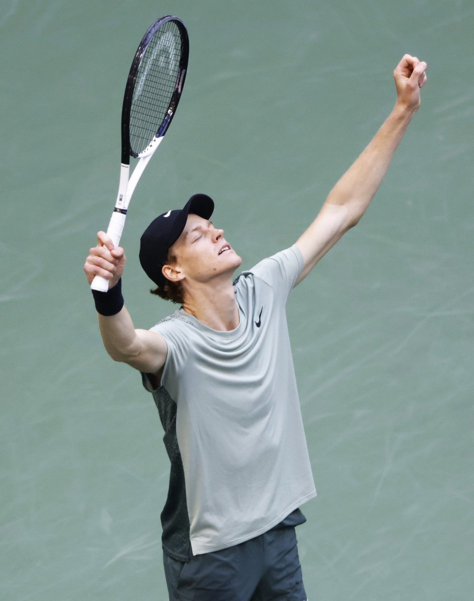 jmgmoron's tweet photo. INTRATABLE, SINNER!!

El italiano vuelve a demostrar por qué es el mejor jugador este año, ofreciendo una nueva muestra de fortaleza mental y cómo jugar en momentos de presión.

¡No le dio ninguna opción de break a Djokovic!

Hoy, superó en la final de Shanghai a un Djokovic que ofreció batalla, pero no fue suficiente para ganar a un Jannik que llega lanzado a esta parte final del año.

65-6 en victorias-derrotas
7 títulos (2 Grand Slams, 3 M1000 y 2 ATP 500)
N1 del 2024

Brutal.