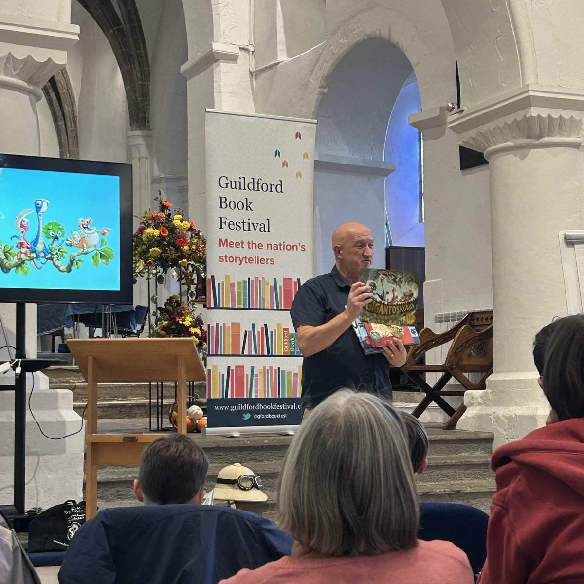 templarbooks's tweet photo. Another dino-tastic event with @JonnyDuddleDum at @GfordBookFest today as he treated attendees to a readalong of #Gigantosaurus and drawalong from #DoodleWithDuddle: How to Draw Dinosaurs 🦕 https://t.co/TS1CP7E9Jg