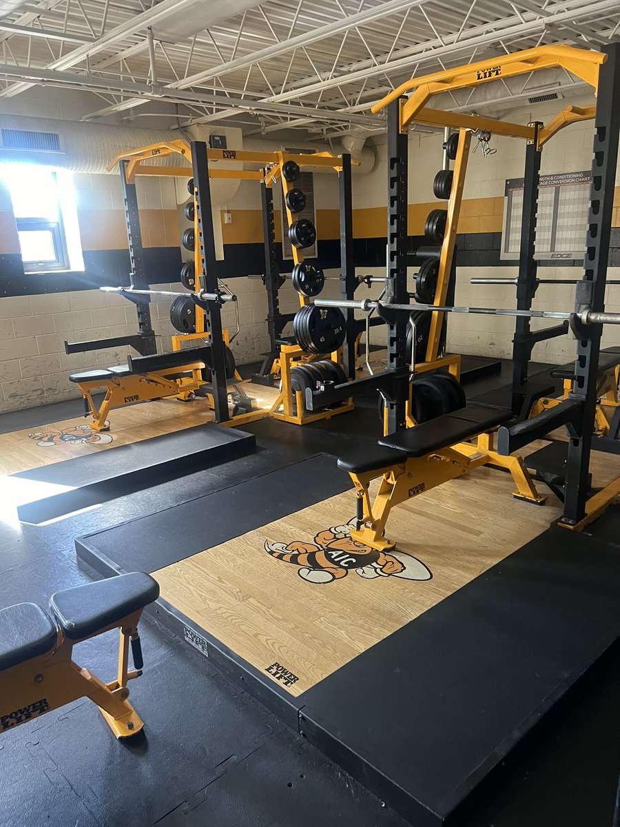 Had a good visit yesterday <a href="/AICFootball/">AIC FB</a> it was great talking to the coaches and players before the game.Thank you for the invite and tour to <a href="/CoachHulk54/">Coach Hulk</a> <a href="/CoachChipka/">Dan Chipka</a> <a href="/CoachWollman52/">Coach Dan Wollman</a> and the rest of the coaching staff can’t wait to visit again #defendthehive #swarm #yellowjacket