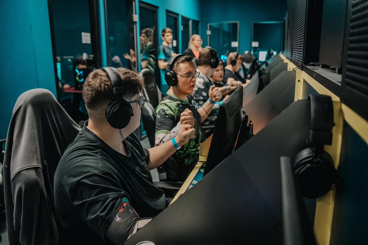 Jungs ich bin stolz auf Euch😊
Wir sind im Semifinale gewesen aber leider gegen <a href="/davinci_esports/">DAViNCi ESPORTS 🦅</a> 0:2 verloren. GG WP. Aber Ihr habt stark gespielt das ganze Wochenende. 

<a href="/target_esport/">TARGET Esports</a> Danke für das Event.
#Rainbowsixsiege