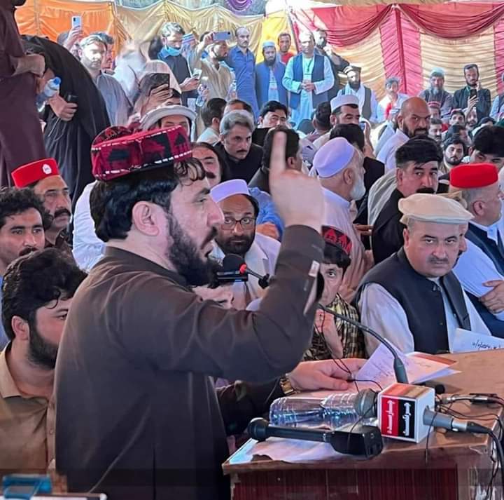 FarooqAhmadza99's tweet photo. منظور پشتين:
د پښتون قام منځ کې هيڅ پاسپورټ ته اړتيا نشته، جرګه دې پريکړه وکړه چې د لرو بر پښتنو ترمنځ تګ راتګ او سوداګري د پخوا په څير له ويزې او پاسپورټ پرته ترسره شي.
#يولسم_اکتوبر_پښتون_قامي_عدالت #لراوبریوافغان
#11oct_unity_day #PashtunNationalJirga11Oct #په_خیبر_ننګ_وکړئ https://t.co/1NY4itiIyz