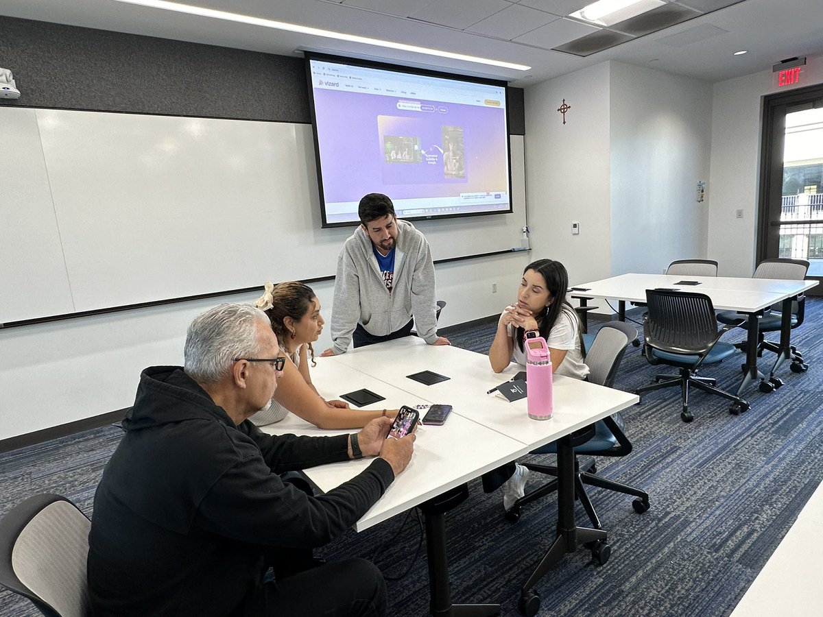 Presspasslc's tweet image. Our @NAHJSDTJ social media panel was a hit. @gracias to @uofsandiego for hosting, and our sharp panelists @bellamayaross Kristin Valdivia, @HederCasas hasta pronto!