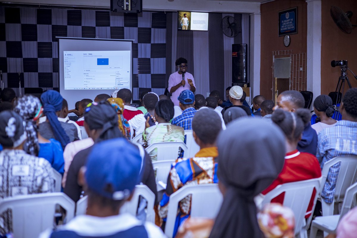 Davidblaq_'s tweet photo. Today was an exciting milestone as I had the opportunity to speak and teach on videography. Introducing everyone to the basics of the craft and seeing their interest grow was truly rewarding! I’m realizing just how much I enjoy sharing my knowledge and helping others get started https://t.co/r5FOvYtP4G