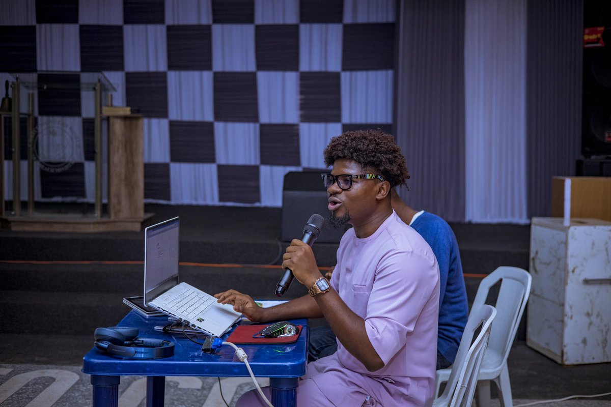 Davidblaq_'s tweet photo. Today was an exciting milestone as I had the opportunity to speak and teach on videography. Introducing everyone to the basics of the craft and seeing their interest grow was truly rewarding! I’m realizing just how much I enjoy sharing my knowledge and helping others get started https://t.co/r5FOvYtP4G