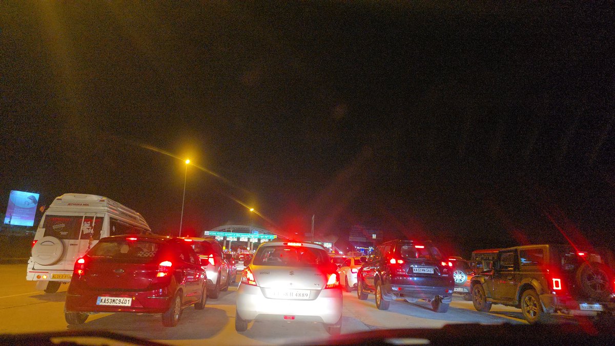 Fierso's tweet photo. 20 mins waiting in bangalore mysore toll #mysorehighway https://t.co/KuzBG6GhBR