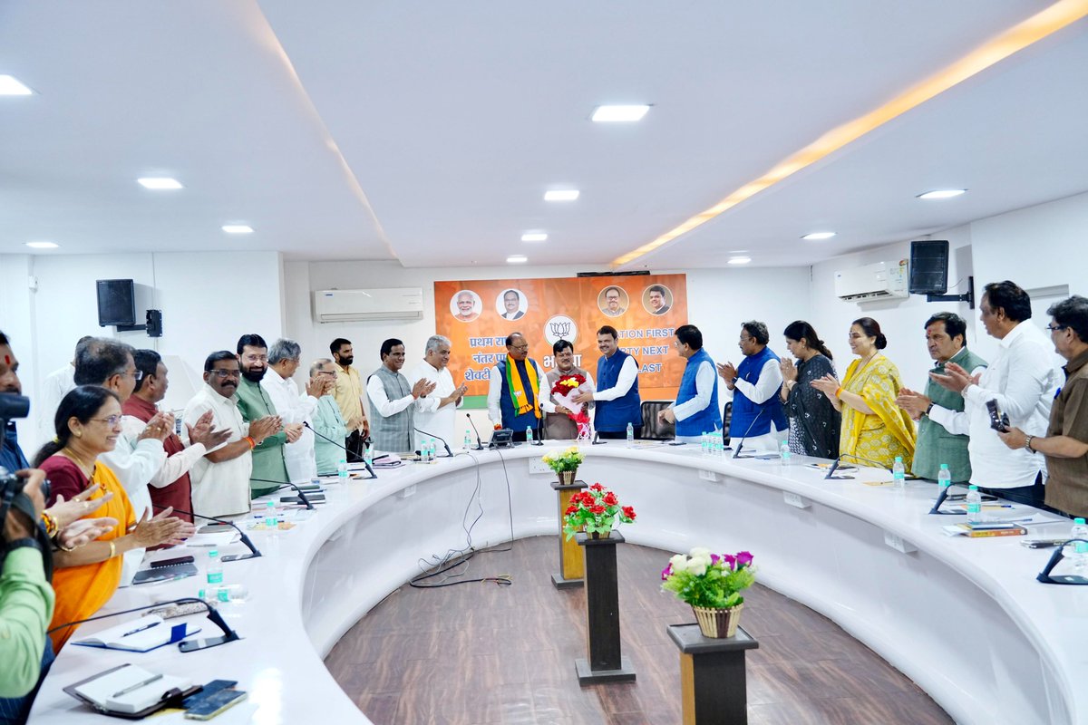 Dev_Fadnavis's tweet photo. या बैठकीत आमचे सहकारी, आमदार प्रवीण दरेकर यांना सर्वांनी वाढदिवसाच्या शुभेच्छा दिल्या.

@mipravindarekar
#Maharashtra #Mumbai https://t.co/MCssPtKaIg