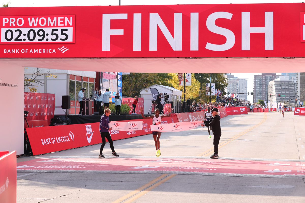 OlympicsKe's tweet photo. 🌍 WORLD RECORD!!! 🌍

Ruth Chepngetich smashes through with an unbelievable 2:09:56! 🇰🇪

She becomes the first woman in history to break 2:10 and secures her place in history as the first to win the Chicago Marathon three consecutive times.

What a moment! WOW!

#TeamKenya
#chicagomarathon2024 
#ChicagoMarathon
