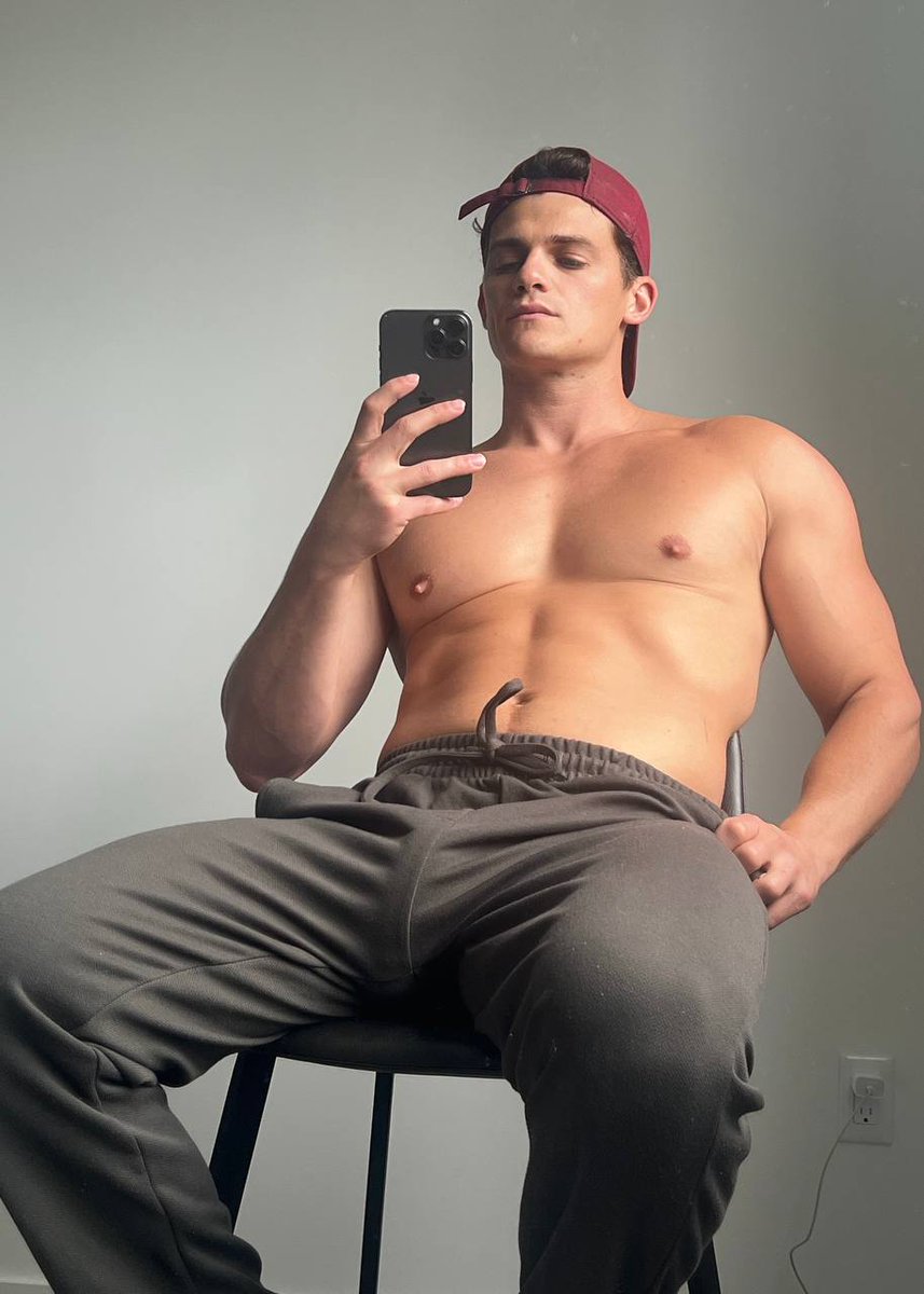 If you’d date me say “yes” then check your DMs🤫