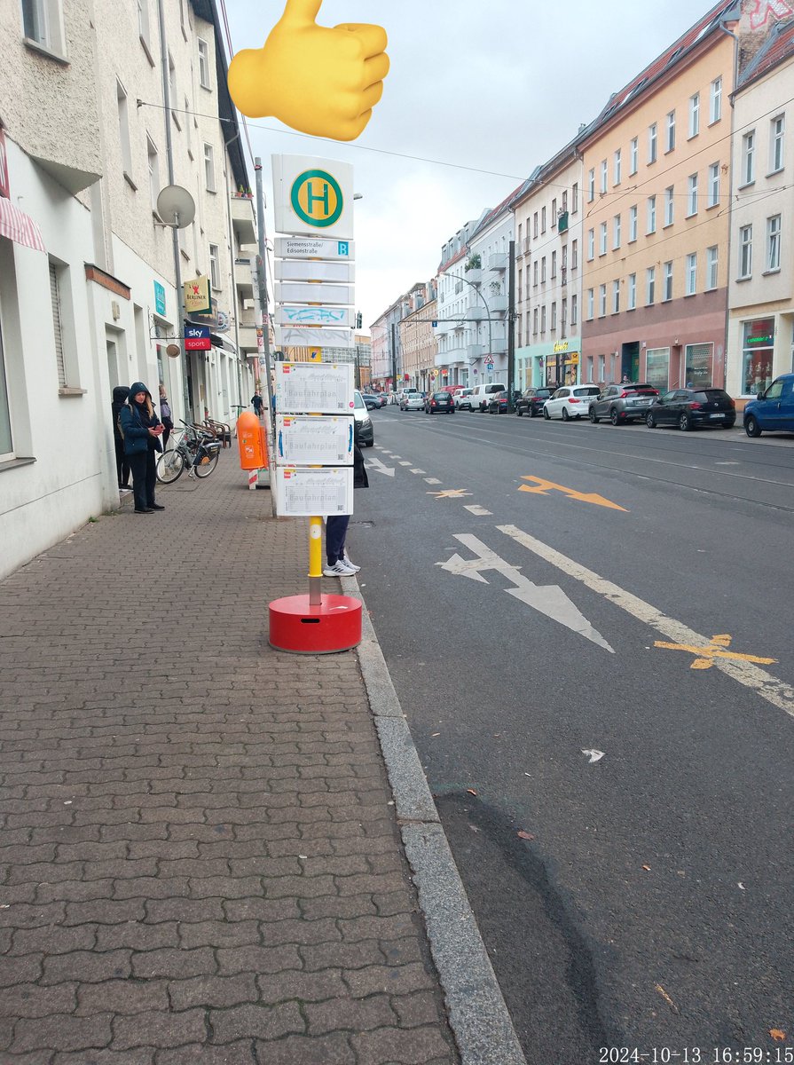 MEETDOOX's tweet photo. @BVG_Kampagne @BVG_Tram wollt ihr die mal weg nehmen, könnt sein das die Leute noch denken das ihr hier Service anbietet! Hab Piktogram dran (*Fachräfte*) hinzugefügt, Daumen hoch ist die richtige! https://t.co/lIlx64OUDa