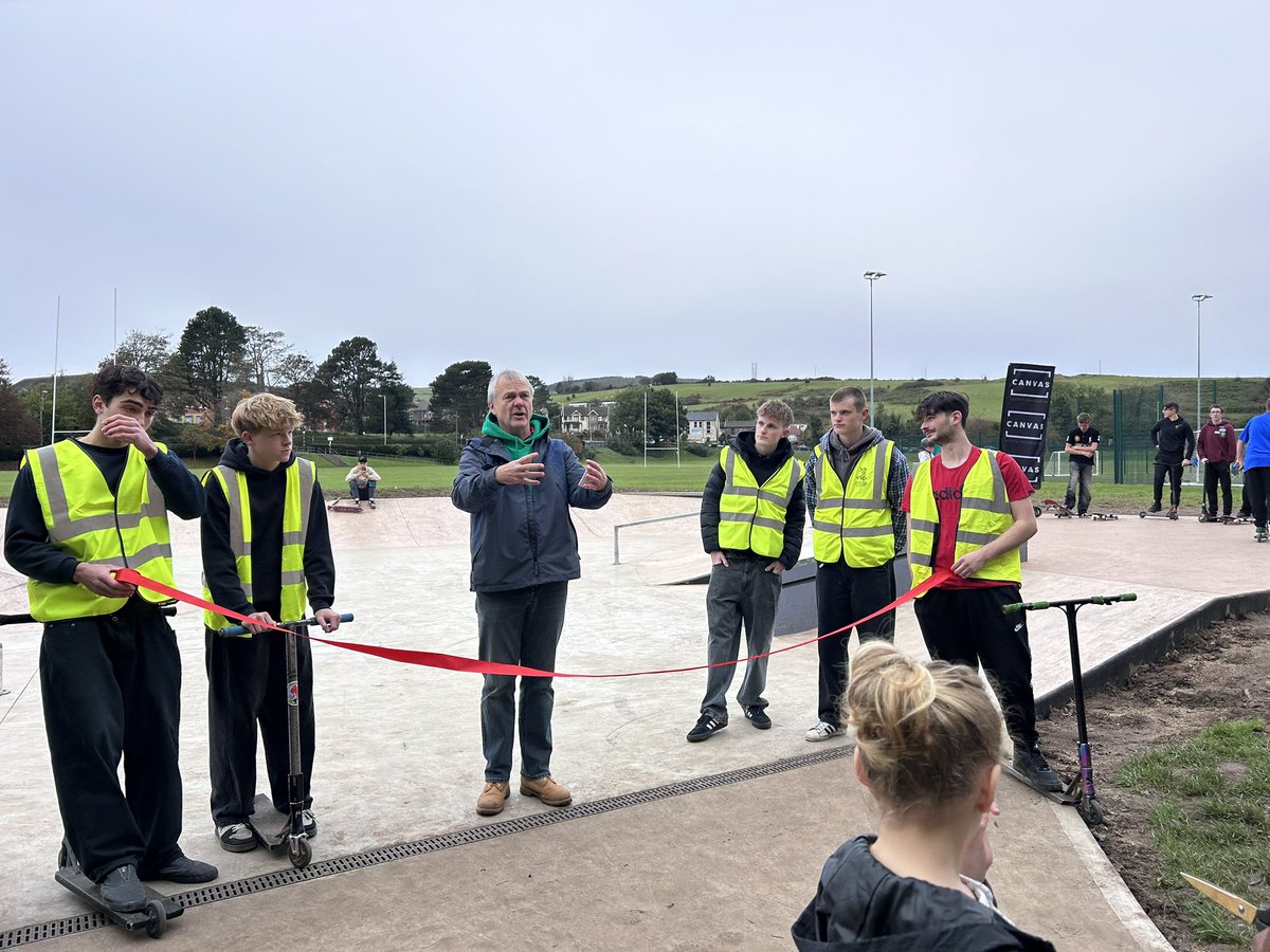 Karenbryantdav1's tweet photo. Great day for the local community with the official opening of Tonyrefail Skatepark. Some current and ex Ysgol Llanhari students have been heavily involved, excellent for them to see their commitment pay off and everyone enjoying it today@YsgolLlanhari @MelCarpenter72 https://t.co/GnQ0yqgrP4