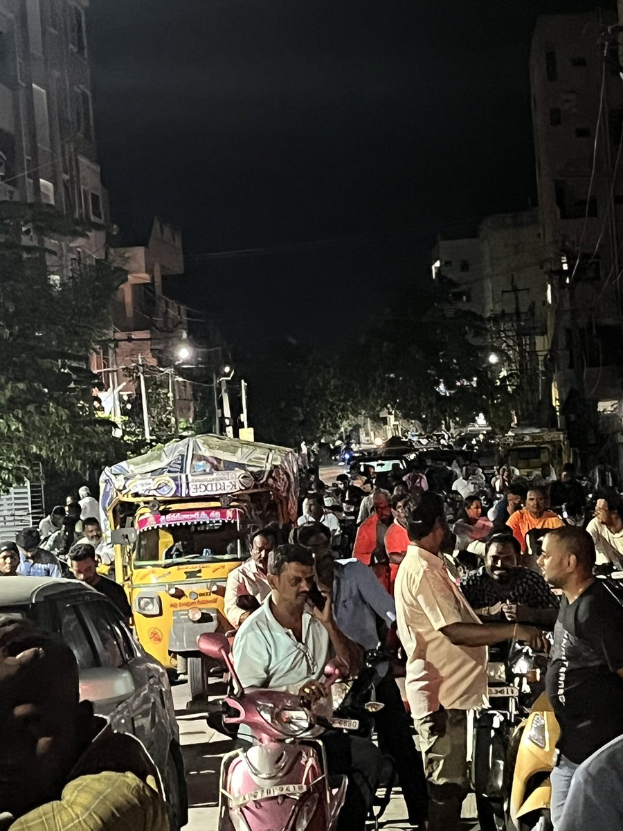 HemanthaDatta's tweet photo. Hi sir,@TennetiKrshnaMP @mmkondaiah30456 @ncbn @naralokesh @APDeputyCMO @AshwiniVaishnaw 
Situation near Swarna Road Railway Gate in Chirala we facing significant inconvenience &amp; affecting our daily activities.We kindly request that you address this issue &amp; resolve it ASAP
Tnq. https://t.co/tD6IaQG7vP