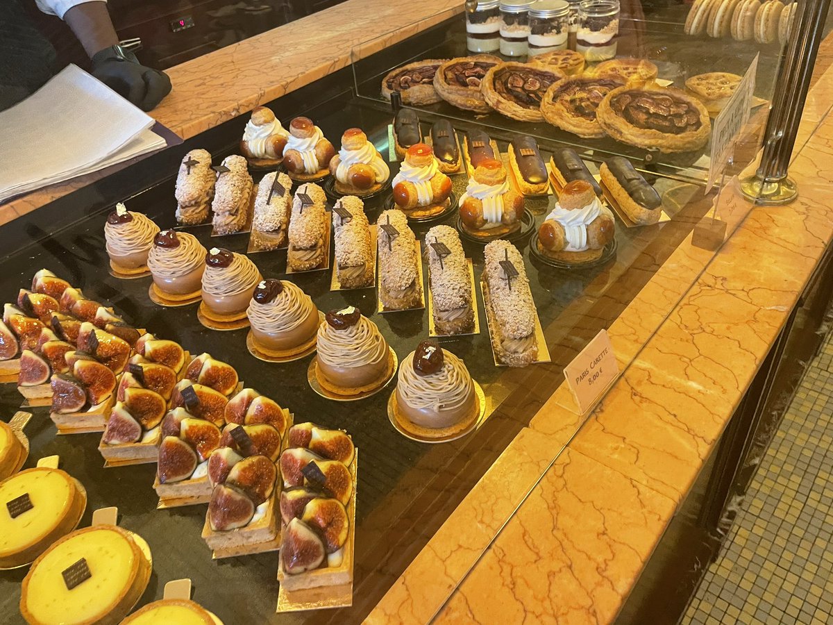 residencekanae's tweet image. お土産にマカロン買った(^-^)V
(´›ω‹`)ﾌｴｴ…高い

Macarons are very expensive indeed
#macarons