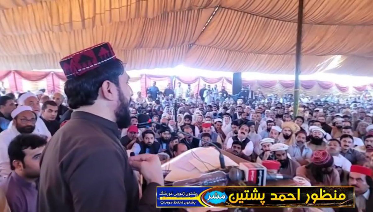 kabulnewstv's tweet photo. ۱- د ډیورنډ کرښه نه منو
۲- افغانستان کې دې د نجونو تعلیم ته اجازه ورکړل شي
۳- په ۶۰ ورځو کې دې د پاکستان پوځ او طالبان لدې سیمې ووځي
دا د خیبر جرگې ته د منظور پشتین د سپارښتنو یوه برخه وه. نوموړي په خیبرپښتونخوا کې د پښتنو په لویې جرگې کې نن وویل: «د ډیورند فرضي کرښه نه منو، دا کرښه هیڅ پښتون ته حیثیت نلري او پر ډیورند تگ راتگ دې هغه شان ته وي چې د انگریز په وخت کې و.»
منظور پشتین له لویې جرگې غوښتي څو پریکړه وکړي چې که د انگریز د وخت تگ راتگ او کاروبار ونه منل شي نو د دوی د مالیاتو او بله کومه اداره به هم نه منل کیږي.
پشتین لویې جرگې ته پیشنهاد وکړ څو د افغانستان پر واکمنانو غږ وکړي چې په افغانستان کې د نجونو تعلیم ته اجازه ورکړي.
نوموړې همداراز له جرگې غوښتي څو د پاکستان پوځ او طالبانو ته ۶۰ ورځې وخت ورکړي څو په دې مودې کې دواړه له دې خاورې ووځي.
منظور پشتین د هغه رواجونو له منځه وړلو غوښتنه وکړه چې د قتل په بدل کې خور یا لور ورکول کیږي. پشتین ویلي دا به د پښتنو خلاف او بې دینه کار وي چې د بل چا سزا به د وطن لوڼو ته ورکول کیږي.