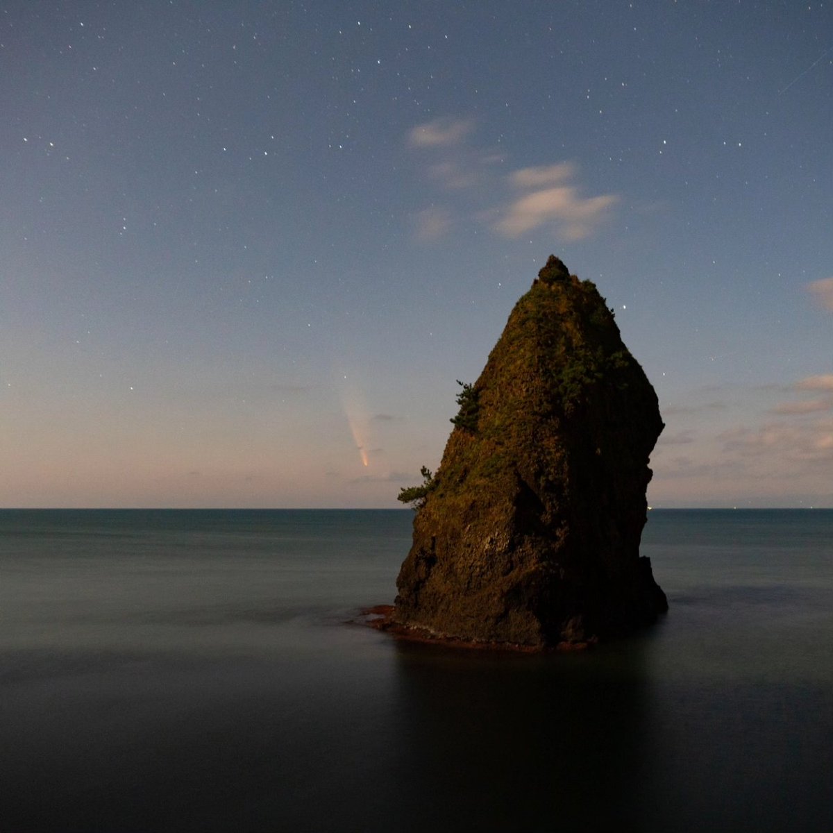 撮るならここ！と決めていました。
新潟市角田浜付近。
肉眼でもはっきり見えました。大感激！

#彗星
#紫金山アトラス彗星 
#星景写真 
#cometC2023A3