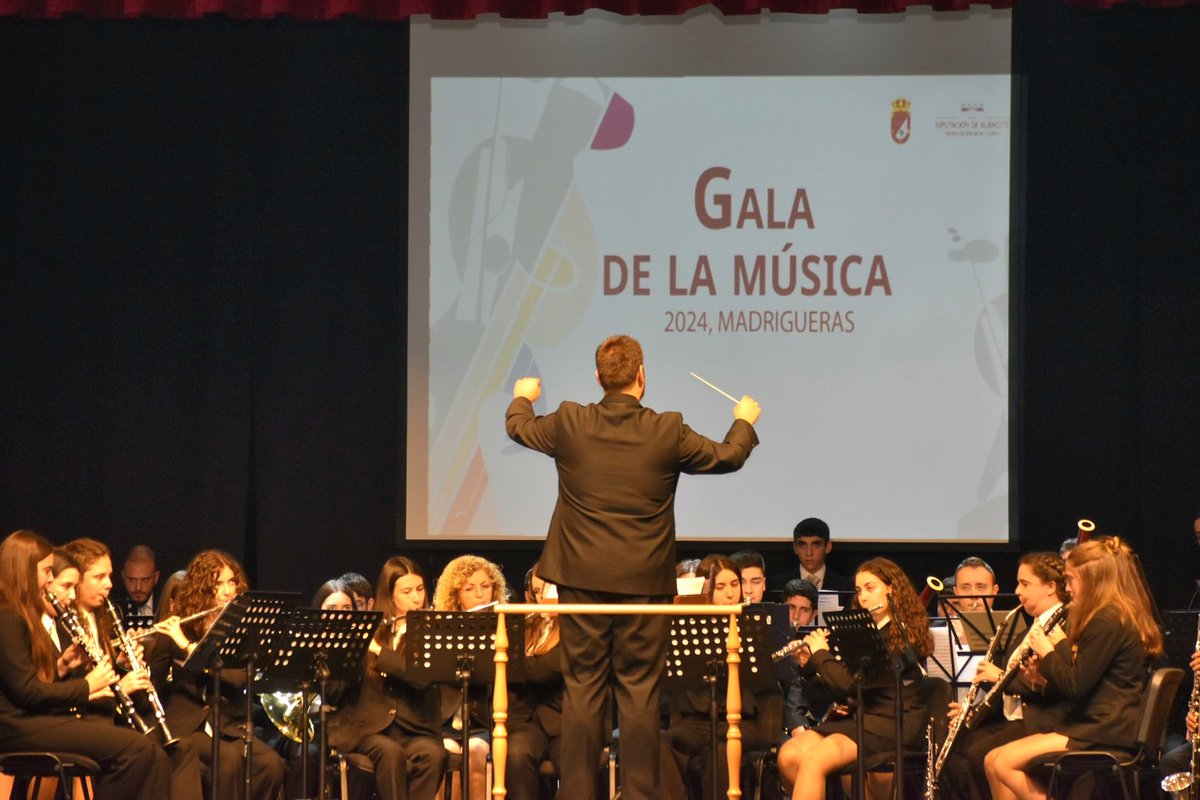 😍 Viva la música‼️ 

Así se ha despedido nuestro pte., <a href="/santicenizate/">santi cabañero</a>, durante la Gala de la Música de la #Dipualba, celebrada hoy en #Madrigueras, donde ha felicitado a los 43 ‘Alumn@s destacad@s’ y a la Escuela musical ‘Sierra de Alcaraz’, reconocida por sus #buenasprácticas.
