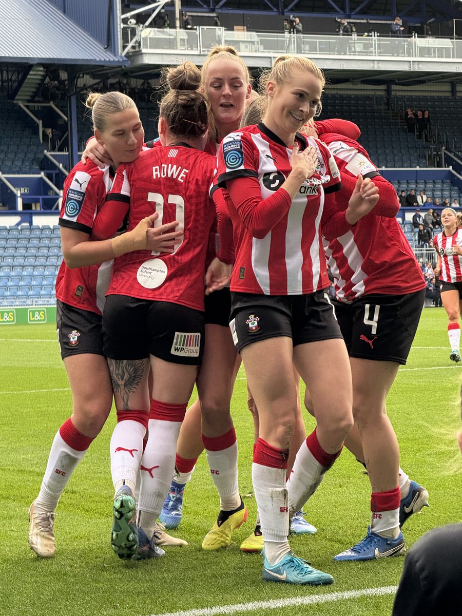 Gaz_SFC's tweet photo. Taking those vital @BarclaysWC three points back home in the south coast derby @SaintsFCWomen 🔴 ⚪️
#SaintsFCWomen #BarclaysWC https://t.co/cdSUBgtFYN