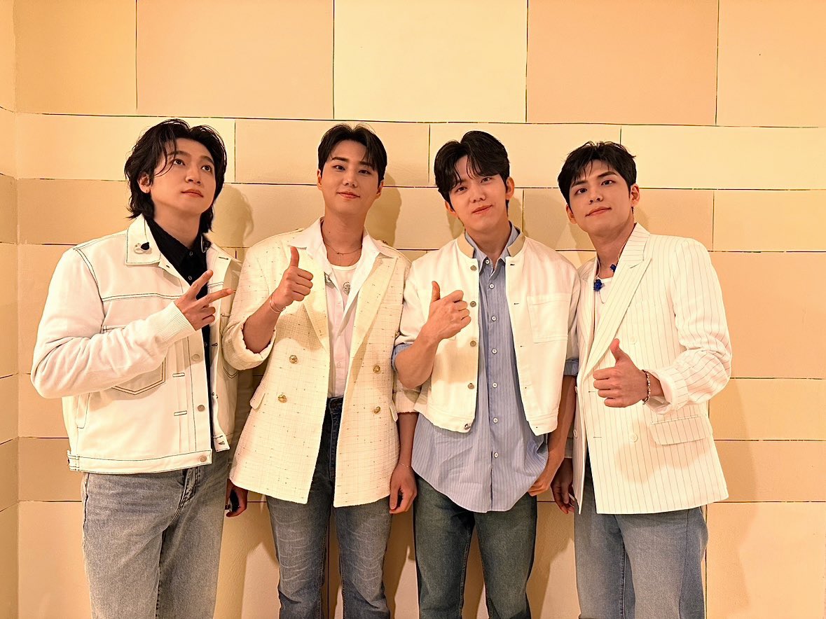 [ #DAY6_BEHIND ]

오늘도 귀호강 시켜주는 내 밴드.
덕분에 evening이 행복하네요.
합격입니다. 🤍

발리까지 꿀로 물들여버리는 
데이식스는 데체….🍯🫠

=

My band is giving me ear candy today.
Thanks to them, 
I’m having a happy evening.
DAY6 is the best. 🤍

DAY6 is sweetening