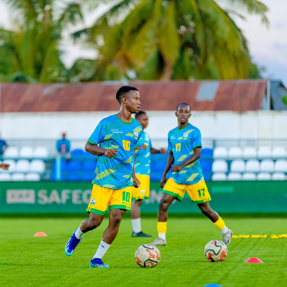 FERWAFA's tweet photo. Time for warm ups
CECAFA U20
#Amavubi
🇷🇼🇷🇼🇷🇼🇷🇼 https://t.co/aAFiaHZTpe
