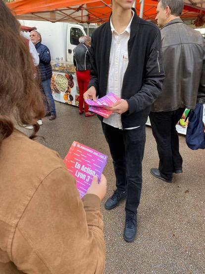 EnActionLyon3's tweet photo. Présents au marché sur la place Guichard à Lyon 3, pour aller à la rencontre, discuter, débattre, construire un projet.
Venez alimenter la démocratie locale ! 🔴🟣
#Lyon3 #Lyon #municipales2026 #enaction https://t.co/yCZivO2Kzg