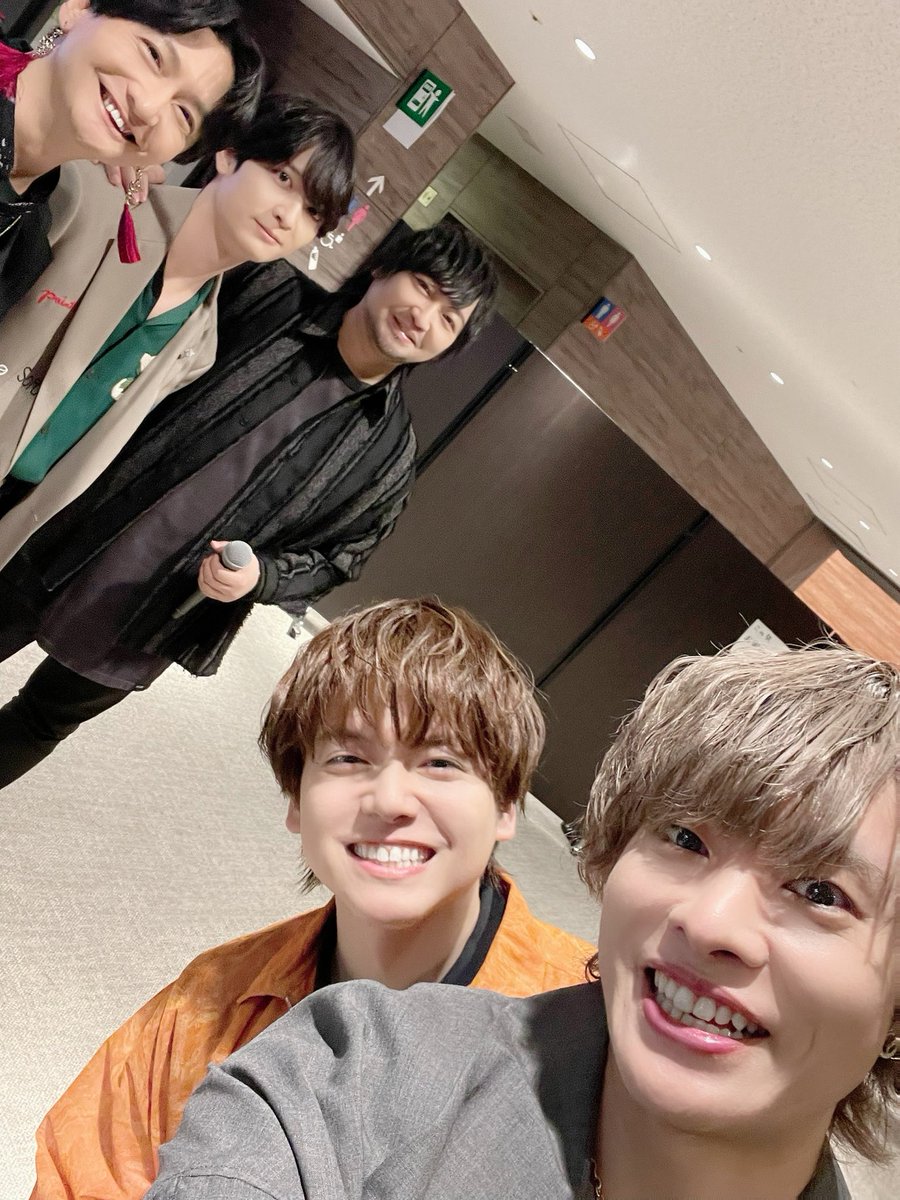 ok_nobuhiko's tweet photo. ウィンドブレイカーのイベントありがとうございました！

オープニング上手の袖の皆様とパシャリ！
良い笑顔！！！

そして控室のオフショット
中村さん何に驚いてます！？
うっちーは笑ってます絶対
ゆーまくんいつも笑顔をありがとう！

シーズン2もよろしく🍭🎧

#ウィンブレ https://t.co/9W6GOX1V9R