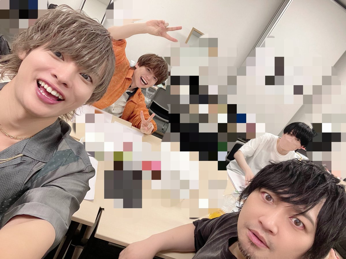ok_nobuhiko's tweet photo. ウィンドブレイカーのイベントありがとうございました！

オープニング上手の袖の皆様とパシャリ！
良い笑顔！！！

そして控室のオフショット
中村さん何に驚いてます！？
うっちーは笑ってます絶対
ゆーまくんいつも笑顔をありがとう！

シーズン2もよろしく🍭🎧

#ウィンブレ https://t.co/9W6GOX1V9R