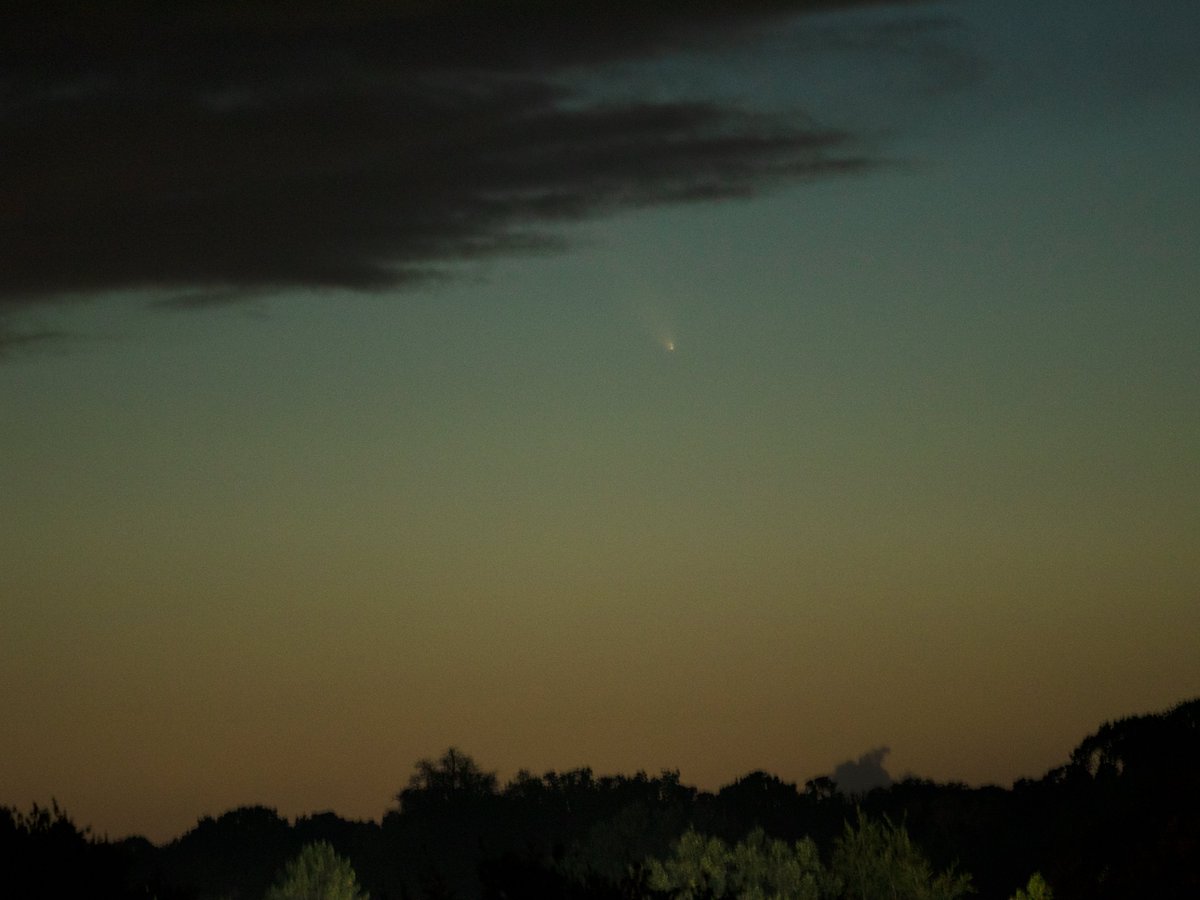 Starglimmerer's tweet photo. Comet C/2023 A3 on 12th October in UK, with 2-4 degrees altitude. Barely visible to the naked eye  @C2023A3  #comet #astronomy #FollowTheComet #cometC2023A3 https://t.co/OhUnbUOBIA