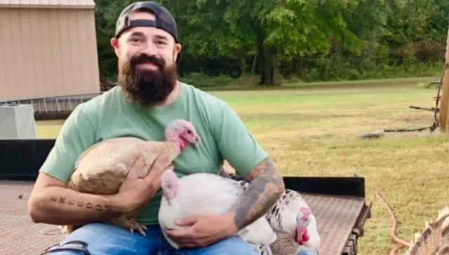 MarioNawfal's tweet image. 🚨🇺🇸ARKANSAS FATHER ARRESTED FOR KILLING MAN FOUND WITH MISSING DAUGHTER

Aaron Spencer, 36, was arrested after allegedly shooting and killing Michael Fosler, 67, whom he found in a vehicle with his missing 14-year-old daughter.

Fosler had a "no contact order" for stalking and…