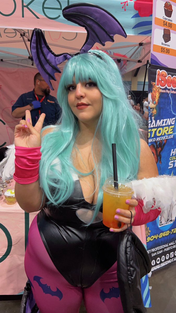 Azulith's tweet image. Morrigan has always been my #MvC2 main, but TO duties and body confidence held me back. After a year on my weight loss journey, I finally did my dream cosplay. I never imagined I’d get so much love and support! Thank you all 💕 #FA2024