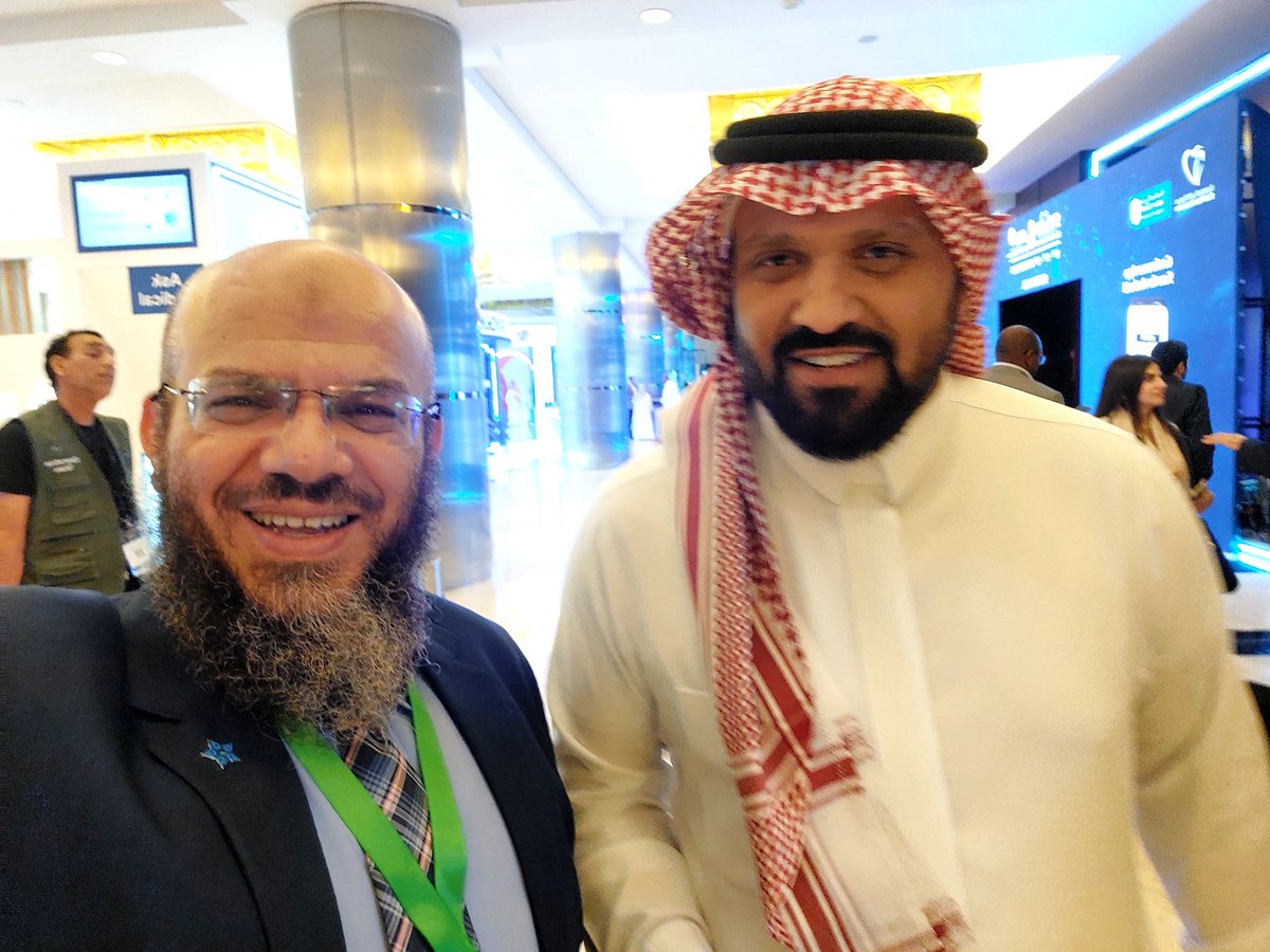 مع د. عبد الرحمن الرويلي مدير مركز قلب القريات أثناء فعاليات المؤتمر السنوي لجمعية القلب السعودية SHA2024. 
تشرفت بمقابلة حضرتك.