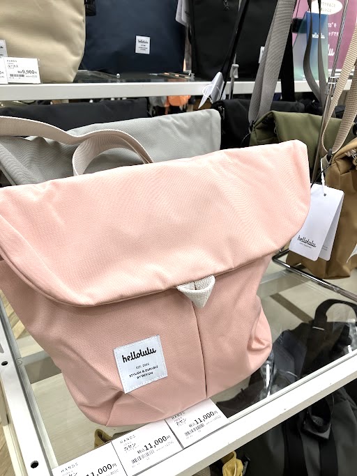 Hands_Shinjuku's tweet photo. 香港生まれのかわいいバッグ!
海洋プラスチックをリサイクルした 軽量で撥水性のあるバッグです。
2F饅頭
#ハロルル #hellolulu https://t.co/fY8zIAAwEo