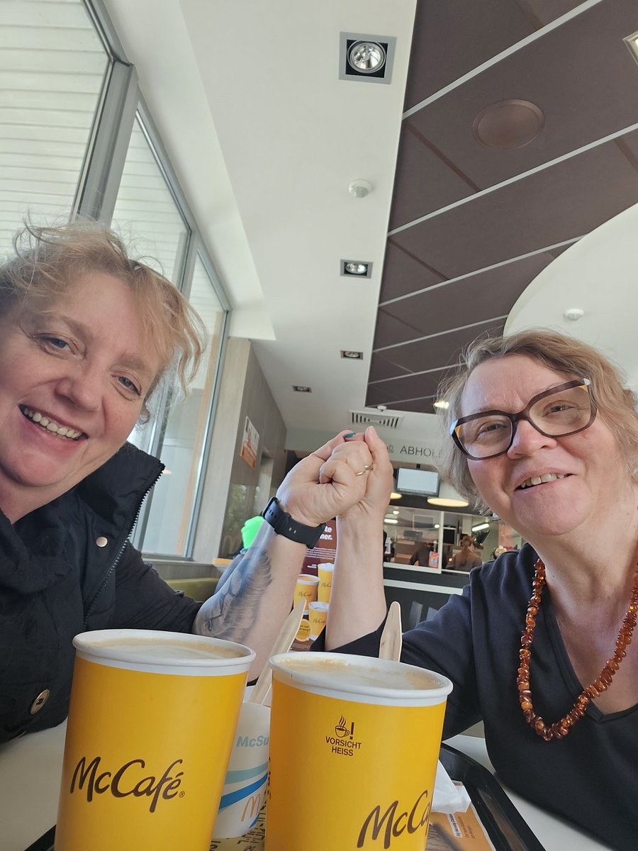 Beate Bergmann (@erna4802) on Twitter photo Kolleginnenkaffee nach dem Gottesdienst. Danke für deinen Besuch liebe <a href="/dulzinea63/">Heike Wolf</a> und <a href="/pelzer_tobias/">Tobias Pelzer</a> .Grüße gehen raus an <a href="/karen_ascher/">karen</a> . Hoffe es war schön in unserem Tierpark.
#waskatechetinnensomachen
#wasdiakoninnensomachen Kolleginnenkaffee nach dem Gottesdienst. Danke für deinen Besuch liebe <a href="/dulzinea63/">Heike Wolf</a> und <a href="/pelzer_tobias/">Tobias Pelzer</a> .Grüße gehen raus an <a href="/karen_ascher/">karen</a> . Hoffe es war schön in unserem Tierpark.
#waskatechetinnensomachen
#wasdiakoninnensomachen