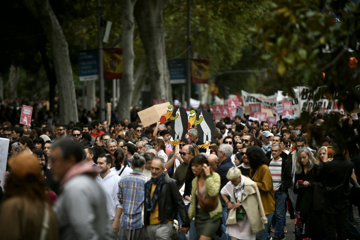 Decenas de miles de personas en la manifestación en Madrid por el derecho a la vivienda.
La vivienda es un derecho no un negocio.
#13O 
📷<a href="/AlvaroMin/">Álvaro Minguito</a>