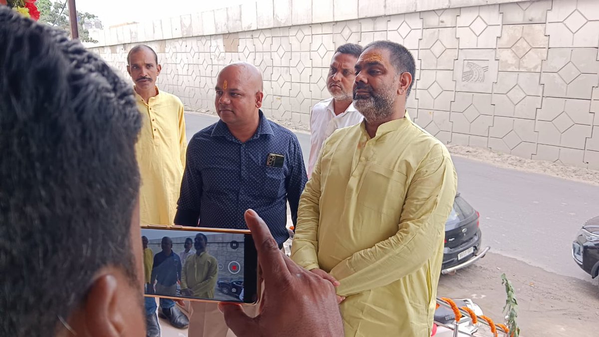 AnandSinghmla's tweet photo. औरंगाबाद जसोइया मोड़ पर 'आर बाज़ार फर्नीचर शोरूम' एवं श्री कृष्णा नगर में विजय पाण्डेय जी के पेंट एवं सेनेटरी शोरूम के उद्घाटन में सम्मिलित हुआ !! https://t.co/PNyhHszTnk