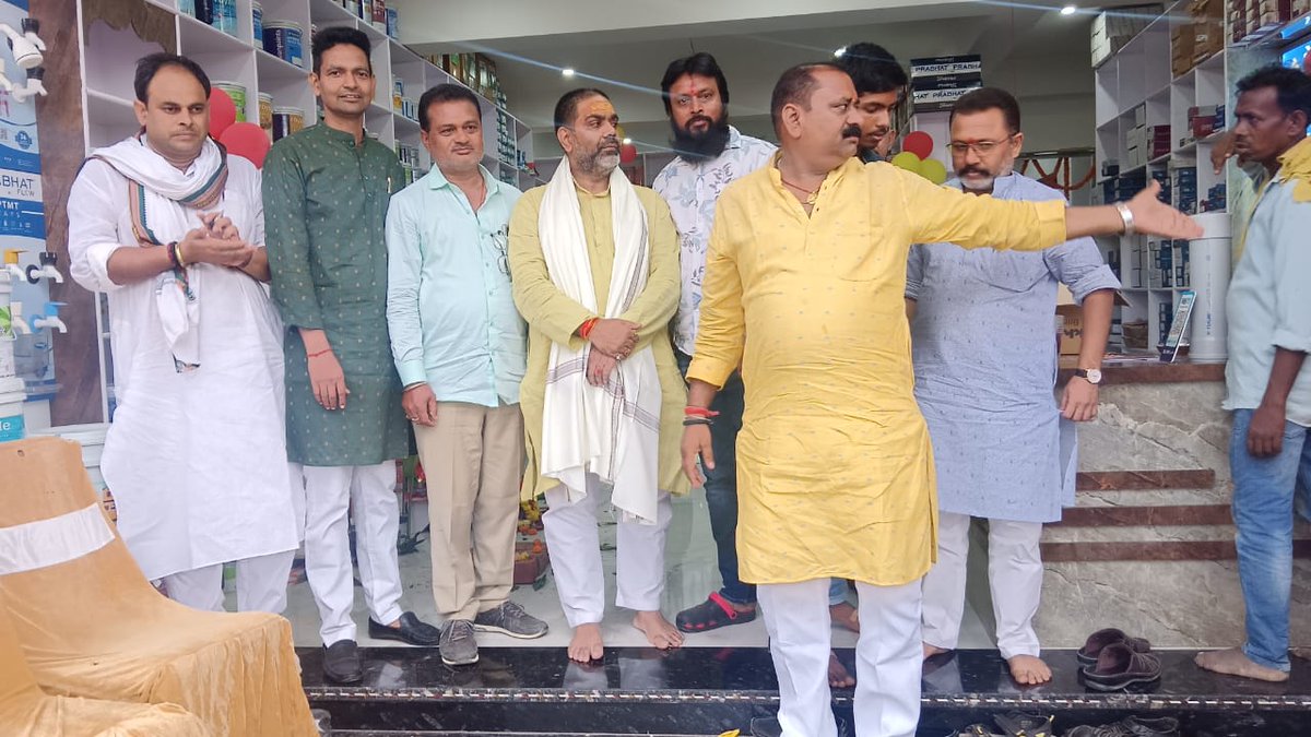 औरंगाबाद जसोइया मोड़ पर 'आर बाज़ार फर्नीचर शोरूम' एवं श्री कृष्णा नगर में विजय पाण्डेय जी के पेंट एवं सेनेटरी शोरूम के उद्घाटन में सम्मिलित हुआ !!