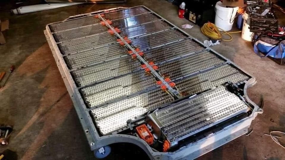 Dit is een Tesla batterij.
Om het te maken heb je nodig:
12 ton steen voor lithium
5 ton kobalt mineralen
3 ton mineraal voor nikkel
12 ton kopererts
Verplaats 250 ton grond om te verkrijgen:
12 kg lithium
30 pond stuivers
22 kg mangaan
15 pond kobalt
100 kg rammen
200 kg