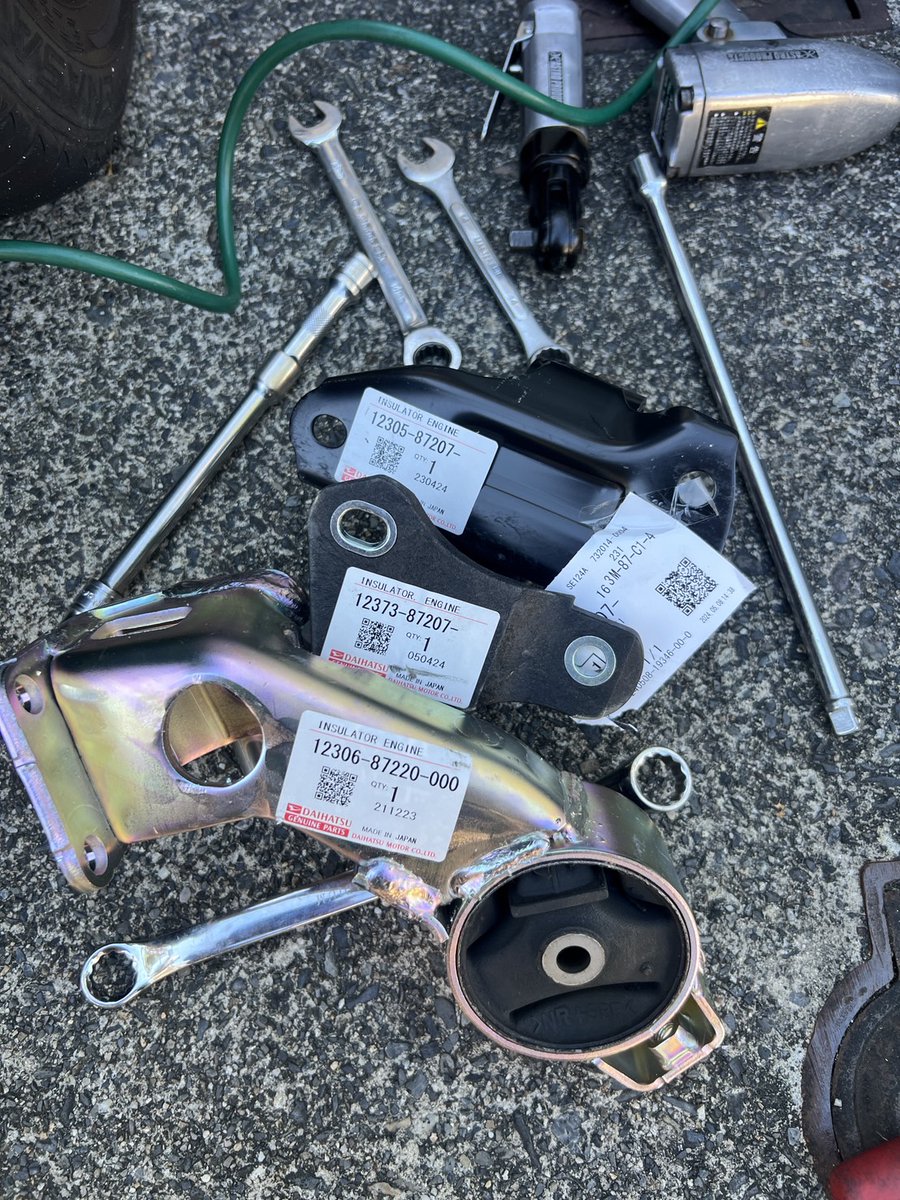 garyu_euro's tweet photo. 昼間の時間をほぼ使い切って、ムーヴのエンジンマウント交換をしました。
運転席(バルクヘッド)側→一番前→助手席側と交換しましたが、これはプロにやっていただくとそれなりの工賃になるよなぁ・・と思うなどしました(ヘトヘト
#L602 #ダイハツムーヴ #エンジンマウント https://t.co/UljUVudYnh