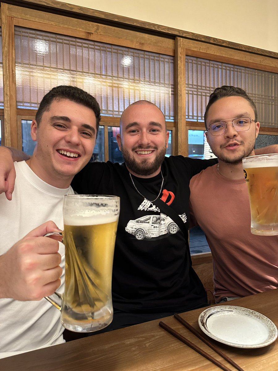 Ce tweet est fait depuis le quartier d’Akasaka de Tokyo

On se retrouve par hasard à 10 000Km de la France