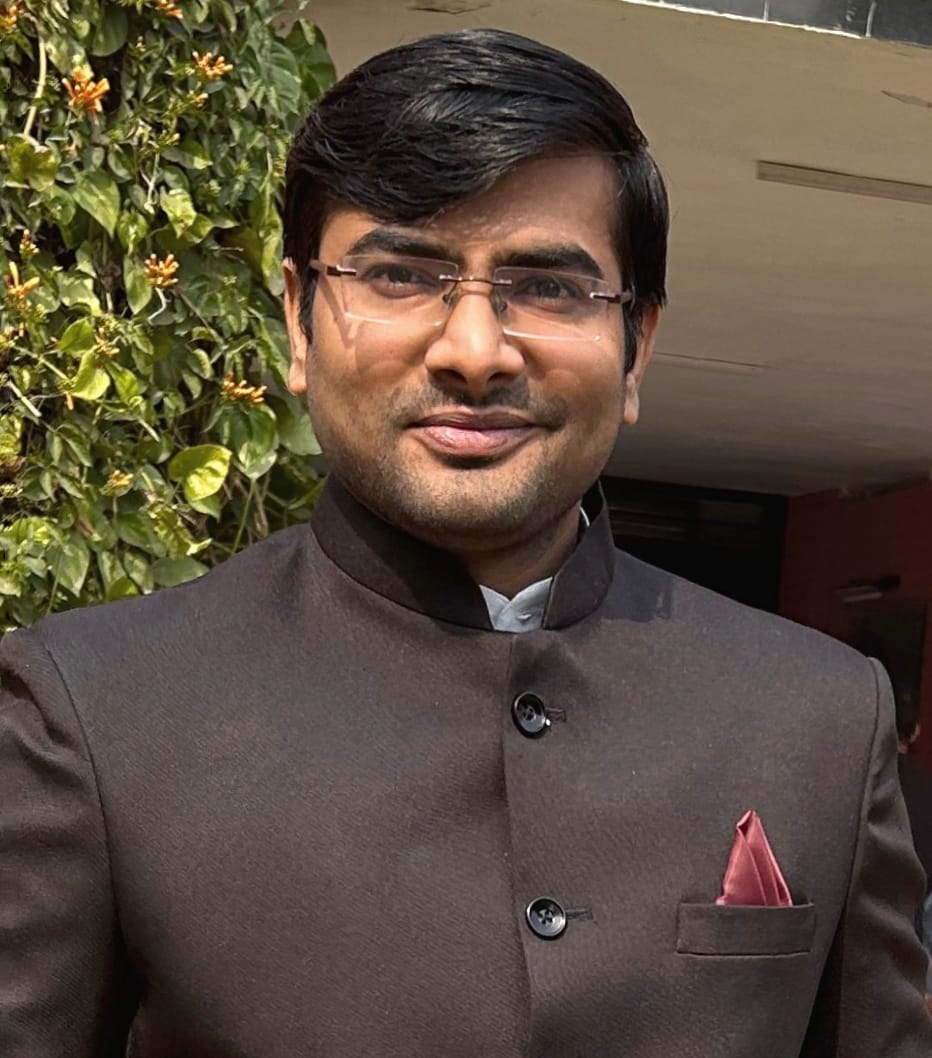 Lifetime Membership Alert: IIMCAA welcomes Aman Gupta (HJ, Delhi | 2015-16). He is a 2021 batch IIS officer and serving as a Field Publicity Officer in Jhansi. He has formerly worked for TV9, Aaj Tak, NDTV, Lokmat, Zee News, and India.com #IIMC #IIMCAA #Connections