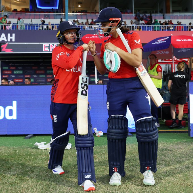 4️⃣, 4️⃣, 4️⃣ - Bouchier gets England off to a quick start in the chase! 🔥