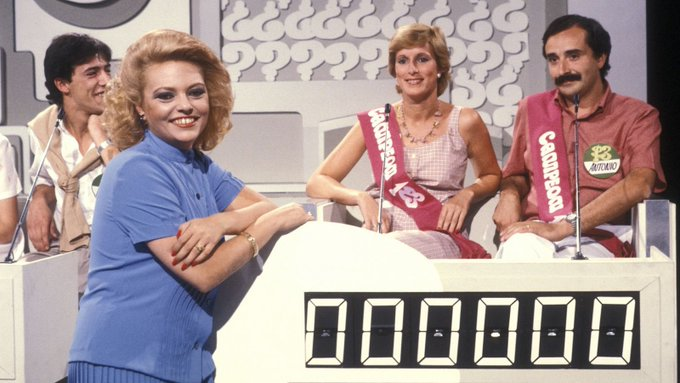 Se ha ido uno de los iconos televisivos, de esa época en la que nos sentábamos en familia a ver la televisión. 
Mayra Gómez Kemp nos deja, pero nos vamos a acordar siempre de su risa. 
Tu "hasta aquí puedo leer" es mítico. 
DEP