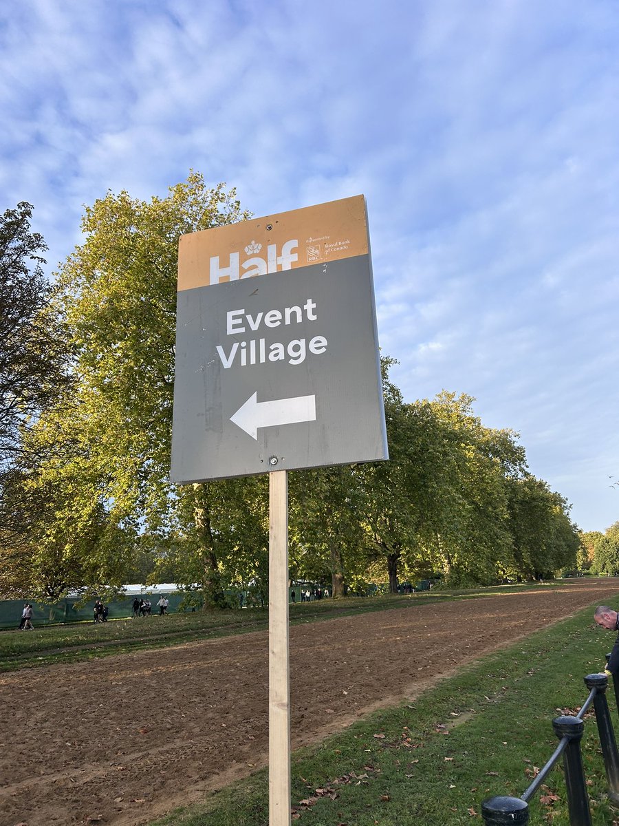 christianturton's tweet photo. Early start in the cold on a Sunday can mean only one thing - Royal Parks Half Marathon #RPHM @tommys https://t.co/qfD4vMIdkv https://t.co/KhsEzzij0O